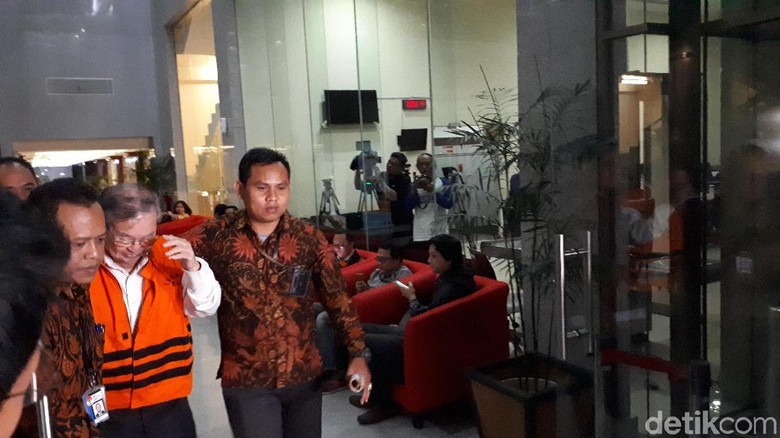 Ditahan KPK, Penyuap Hakim Merry Purba Acungkan Jempol Ditahan KPK, Penyuap Hakim Merry Purba Acungkan Jempol