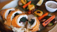 Selain disajikan dengan kentang goreng, chicken cordon bleu bisa diisi sayur dan kentang tumbuk. Ini menu sehat milik @oilandkanom. Foto: Instagram