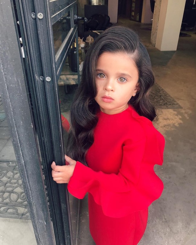 Paras cantik dan berkelakuan baik, sang stylist pun memanggilnya dengan sebutan Putri Mia. Foto: Instagram/@miaaflalo