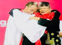 Pelukan dengan Jokowi dan Atlet, Prabowo: Kita Satu Keluarga