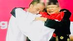 Potret Pelukan Bertiga Jokowi-Prabowo-Peraih Emas Pencak Silat