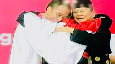Potret Pelukan Bertiga Jokowi-Prabowo-Peraih Emas Pencak Silat