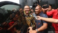 Ary Suta masuk ke mobilnya.