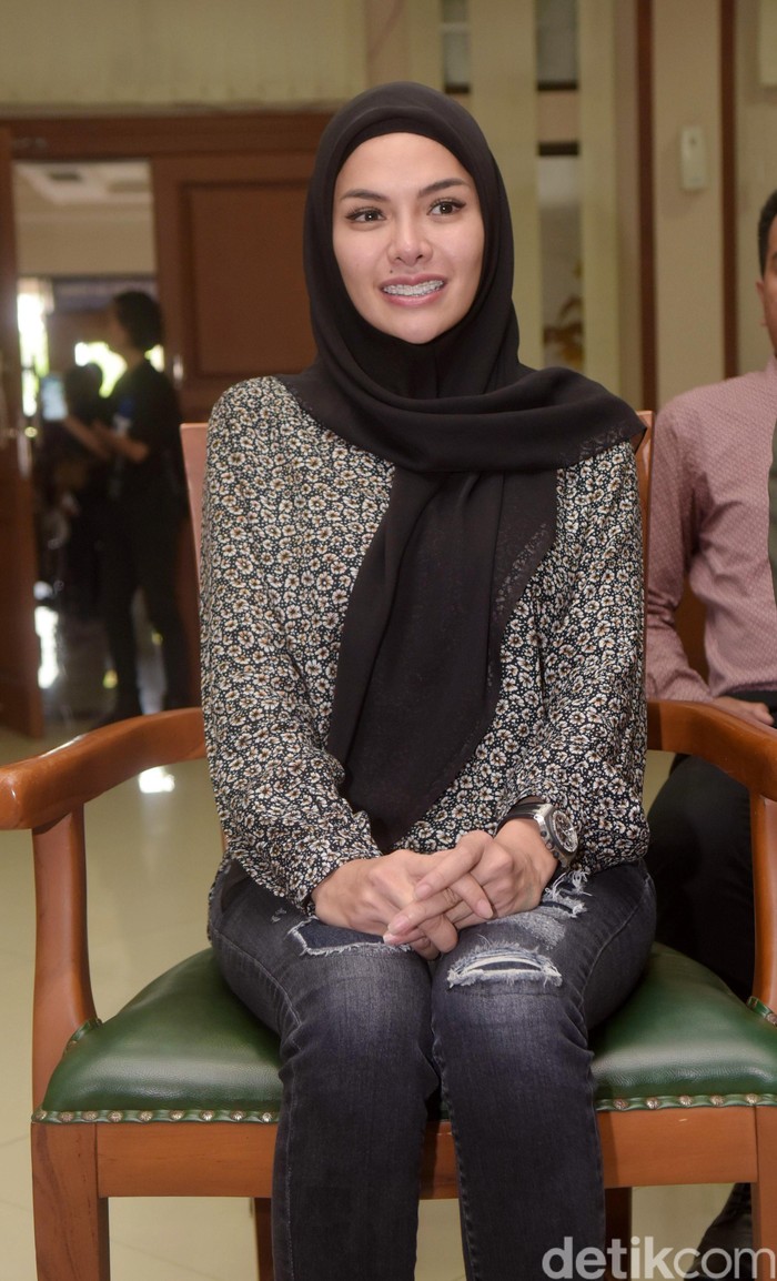 Nikita Mirzani saat menghadiri sidang isbat di PA Jakarta Selatan.