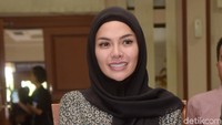 Pada pertengahan 2018 lalu, Nikita Mirzani sempat memilih untuk menutup auratnya dan mengenakan hijab. Pool/Noel/detikFoto.