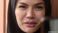 Senyum tak lepas dari wajah ibu dua anak ini selama menjalani sidang. Foto: Noel/detikFoto