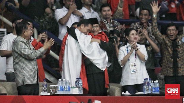 Prabowo, Jokowi, dan Hanifan saling berpelukan usai pengalungan medali emas. (