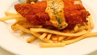 Saus keju yang gurih dan lumer, membuat rasa chicken cordon bleu semakin enak seperti menu makan @yeohkotkat. Foto: Instagram