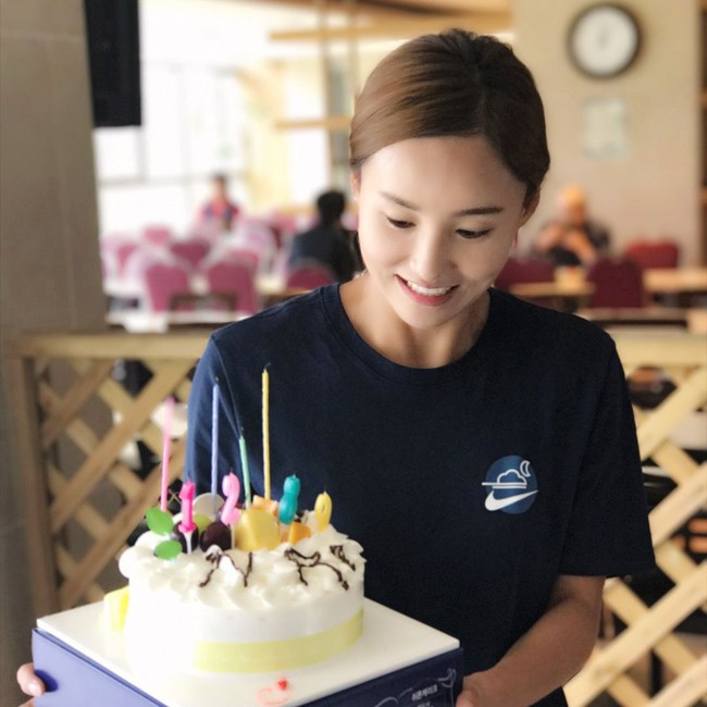 Jung Hyelim yang memiliki wajah begitu bening juga dianggap awet muda. Tak disangka jika dia sudah berusia 31 tahun. Foto: Instagram