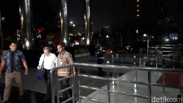 KPK membawa pengusaha  Tamin Sukardi (kemeja putih), Rabu (29/8/2018)