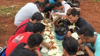 Utamakan kebersamaan,karena perselisihan tidak akan ada gunanya. Tulis Galang ketika ngeliwet bersama teman-temannya. Foto: Instagram @galanghendra55real