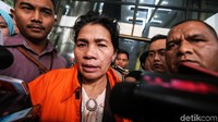 Mengenakan rompi tahanan warna oranye KPK, Merry mengaku bingung karena tak pernah menerima uang suap tersebut.