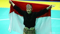 Sugianto langsung membentangkan bendera merah putih setelah meraih medali emas.