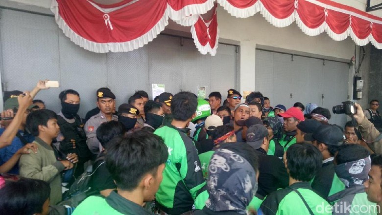 Driver Go-Jek Makassar Demo Kebijakan Poin hingga Suspend Massal Driver Go-Jek Makassar Demo Kebijakan Poin hingga Suspend Massal