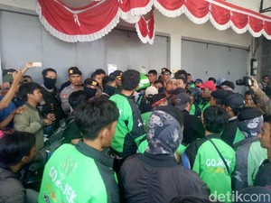 Driver Go-Jek Makassar Demo Kebijakan Poin hingga Suspend Massal