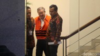 Tamin keluar dari gedung KPK, Jalan Kuningan Persada, Jakarta Selatan, Rabu (29/8/2018) pukul 19.07 WIB mengenakan rompi tahanan warna oranye.