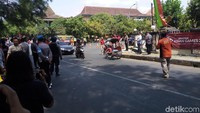 Iwan akhirnya menggeber mobilnya mengejar Eko. Foto: Bayu Ardi Isnanto/detikcom