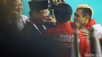 Prabowo, Jokowi dan peraih emas pencak silat Hanifan Yudani berpelukan.