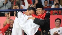 Momen fenomenal lainnya di sela-sela penyelenggaraan Asian Games 2018 adalah momen saat atlet pencak silat Indonesia Hanifan Yudani memeluk Presiden Jokowi dan Prabowo Subianto usai berhasil menambah pundi-pundi emas Indonesia. Pool/Dok.Instagram Prabowo Subianto.