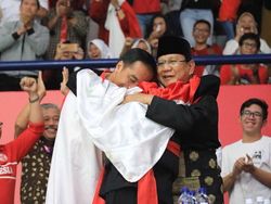 Mesranya! Ramai-ramai Foto Berpelukan ala Jokowi-Prabowo