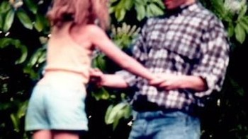 “Ayahku tidak murah hati soal uang, ataupun makanan ataupun kata-kata,” tulis wanita kelahiran tahun 1978 yang berprofesi sebagai penulis ini. Foto: Lisa Jobs