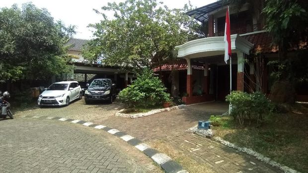 Ada 2 unit mobil parkir di depan rumahnya