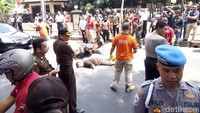Iwan menabrak Eko dari belakang. Eko terpental, helmnya pun terlepas. Namun dalam rekonstruksi tak terlalu jelas tergambar penyebab kematian Eko. Foto: Bayu Ardi Isnanto/detikcom