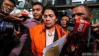 Namun, Merry membantah menerima suap sebesar SGD 280 ribu atau setara Rp 3 miliar dari Tamin Sukardi, terdakwa perkara korupsi yang diadili Merry.