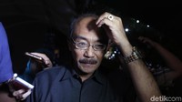 Wahyu meninggalkan gedung KPK.
