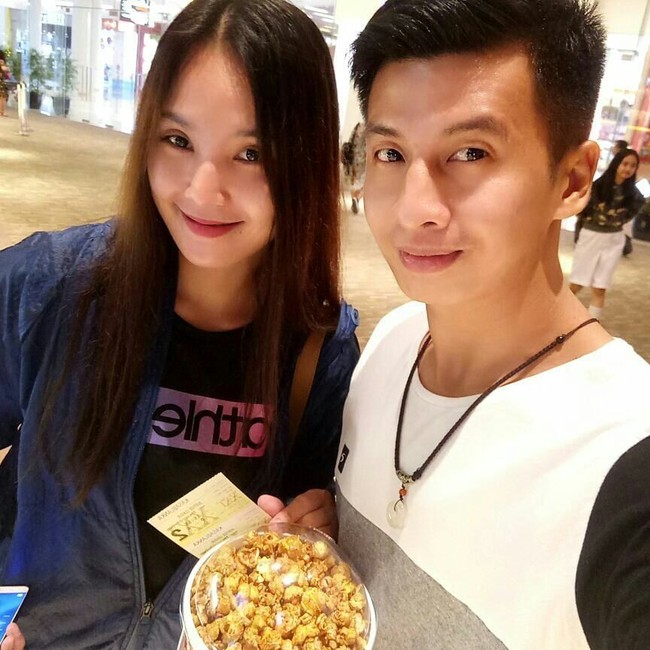 Wewey diketahui telah bertunangan dengan seorang pria bernama Denny Aprisani, yang juga merupakan atlet pencak silat Foto: Instagram