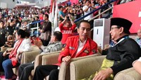 Jokowi dan Prabowo juga terlihat berbincang dan menikmati laga pencak silat yang menorehkan emas bagi Indonesia itu. (Foto: Twitter Jokowi)