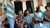 Bukan hanya mendengarkan cerita, wanita berusia 26 tahun ini juga memberikan semangat kepada para pasien. (Widiya/detikHealth) 