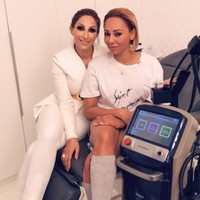 Mel B mempercayakan Dr Nyla Raja dari Medispa Wilmslow Clinic untuk membuat wajahnya menjadi lebih muda. Dia pun mengunggah momen kebersamaannya dengan sang dokter setelah prosedur facelift dilakukan. Foto: Instagram