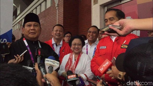 Prabowo, Megawati, dan Jokowi diwawancara bersama oleh wartawan pasca pertandingan.