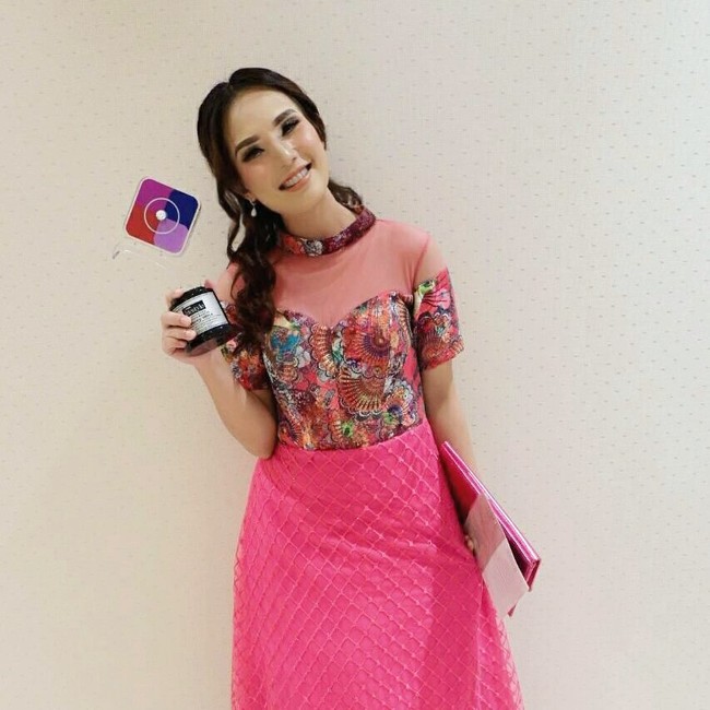 Penampilan Wewey mengenakan gaun pink yang tampak anggun. Foto: Instagram