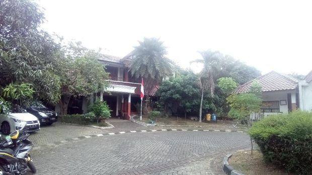 Rumahnya tampak asri dan luas