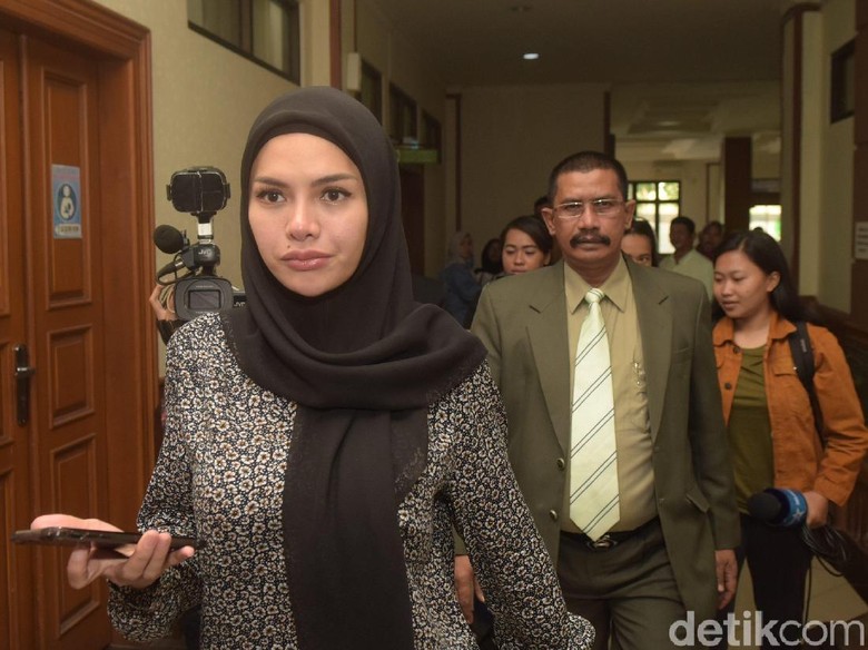 Namanya Dijual Prostitusi Online, Nikita Mirzani Tak Peduli Namanya Dijual Prostitusi Online, Nikita Mirzani Tak Peduli