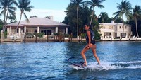 Bukan cuma suka main basah-basahan, Sara juga suka aktivitas yang memacu adrenalin. Saat liburan ke Miami, kamu bisa coba main jetsurf seperti Sara. (sarasampaio/Instagram)