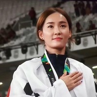 Jung Hyelim memiliki wajah bening atau glass skin khas wanita Korea. Wanita Korea Selatan memiliki wajah bening berkat perawatan kecantikan mereka yang paripurna. Foto: Instagram