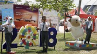 Seperti ini, sejumlah pengunjung berfoto bersama maskot Asian Games 2018 di sekitar Jakabaring Sport Center, Palembang.