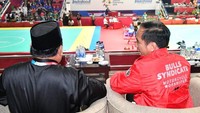 Jokowi dan Prabowo saling berbincang di tengah pertandingan pencak silat. (Foto: Laily Rachev - Biro Pers Setpres)