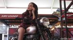 Gadis Cantik dan Motor Modifikasi
