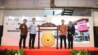 Masato Nakamura, Head of Datsun Indonesia, Eiichi Koito, Presiden Direktur PT. Nissan Motor Indonesia, Darius Aprizar Syahputra, dan Direktur PT Mimosa Putra Abadi, Denny Gunawan, Kepala Cabang Dealer Nissan-Datsun Bekasi Barat foto bersama setelah seremonial peresmian dealer di Bekasi. Pool/Nissan.