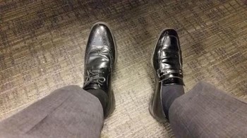 Ketika sudah sampai di kantor baru sadar kalau sepatunya berbeda jenis. Foto: boredpanda  
