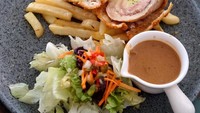 Yang membuat chicken cordon bleu semakin enak, karena daging ayam dan keju dilapisi oleh smoke beef tipis yang gurih. Ini menu makanan @ferrasidharta. Foto: Instagram