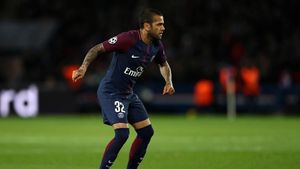 Kebiasaan Gonta-ganti Nomor Punggung Dani Alves Berlanjut