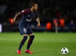 Dani Alves, bek kanan ini bermain untuk Paris St-Germain sejak musim lalu. Penilaian itu diberikan untuk performa pada periode 3 Juli 2017-15 Juli 2018 (Catherine Ivill/Getty Images)