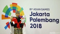 Sugianto menerima medali emas Asian Games 2018.