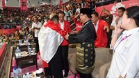 Momen akrab selanjutnya adalah saat pesilat Hanifan Yudani Kusumah meraih medali emas. Hanif berhasil mempersatukan Prabowo dan Jokowi di balik selubung merah putih. (Foto: Laily Rachev - Biro Pers Setpres)
