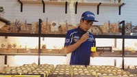 Berasal dari Jogja, Galang ternyata suka sekali dengan bakpia. Ini posenya saat mencicipi berbagai rasa bakpia. Foto: Instagram @galanghendra55real